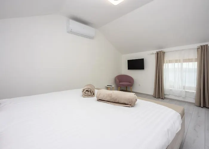 Antani With Heated Pool, Sauna & Jacuzzi Vila *