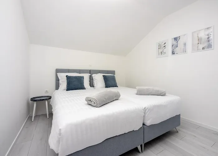 Antani With Heated Pool, Sauna & Jacuzzi Vila *