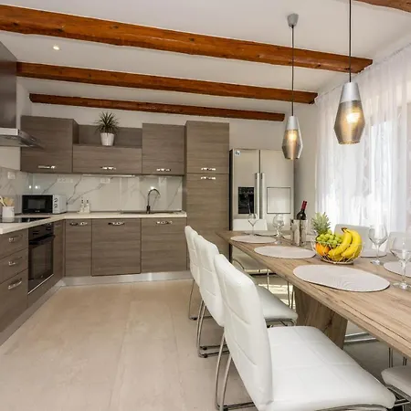 Antani With Heated Pool, Sauna & Jacuzzi Vila *