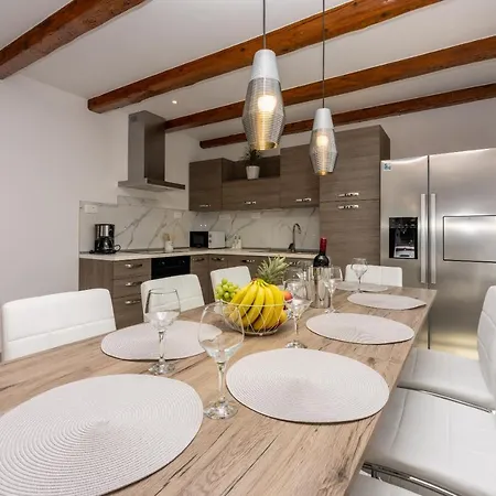 Antani With Heated Pool, Sauna & Jacuzzi Vila *
