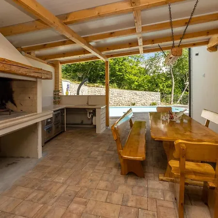 Antani With Heated Pool, Sauna & Jacuzzi Vila
