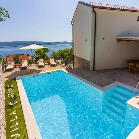 Antani With Heated Pool, Sauna & Jacuzzi Vila