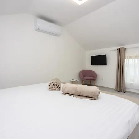 Antani With Heated Pool, Sauna & Jacuzzi Vila *