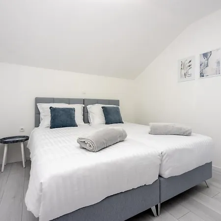 Antani With Heated Pool, Sauna & Jacuzzi Vila *