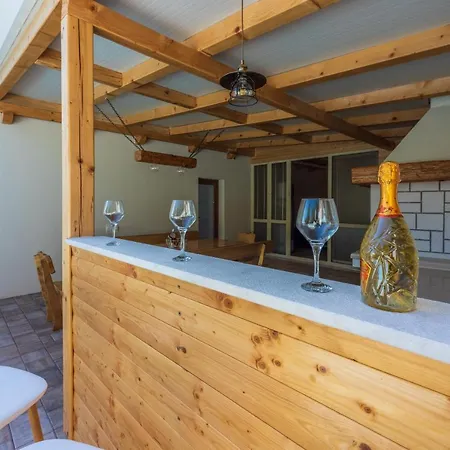 Antani With Heated Pool, Sauna & Jacuzzi Vila