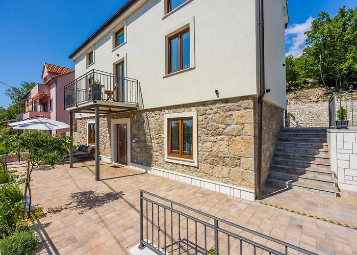 Villa Antani With Heated Pool, Sauna & Jacuzzi *