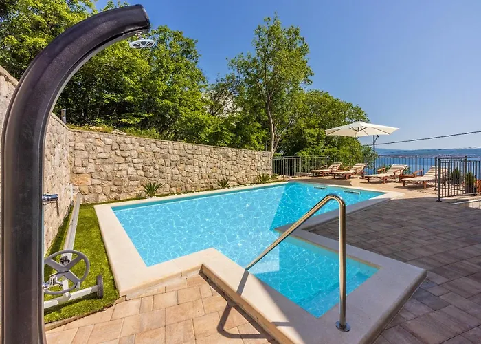 Antani With Heated Pool, Sauna & Jacuzzi